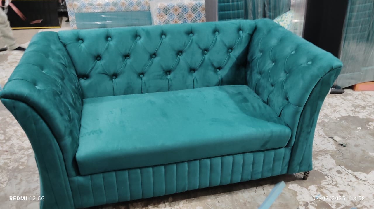 Vintage Lounge Sofa – Rustic Elegance in Noida Craftsmanship